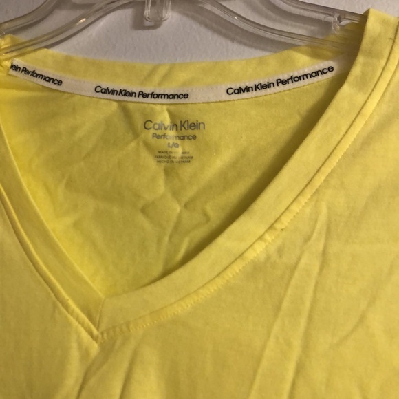 Calvin Klein tee shirt - Picture 3 of 3
